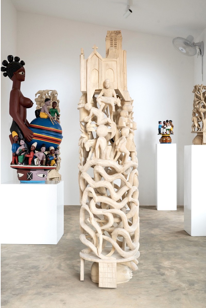 Image – Kifouli Dossou, La Basilique et les pythons, 2018, Bois Mélina sculpté dans la masse, 182 x 50 cm
