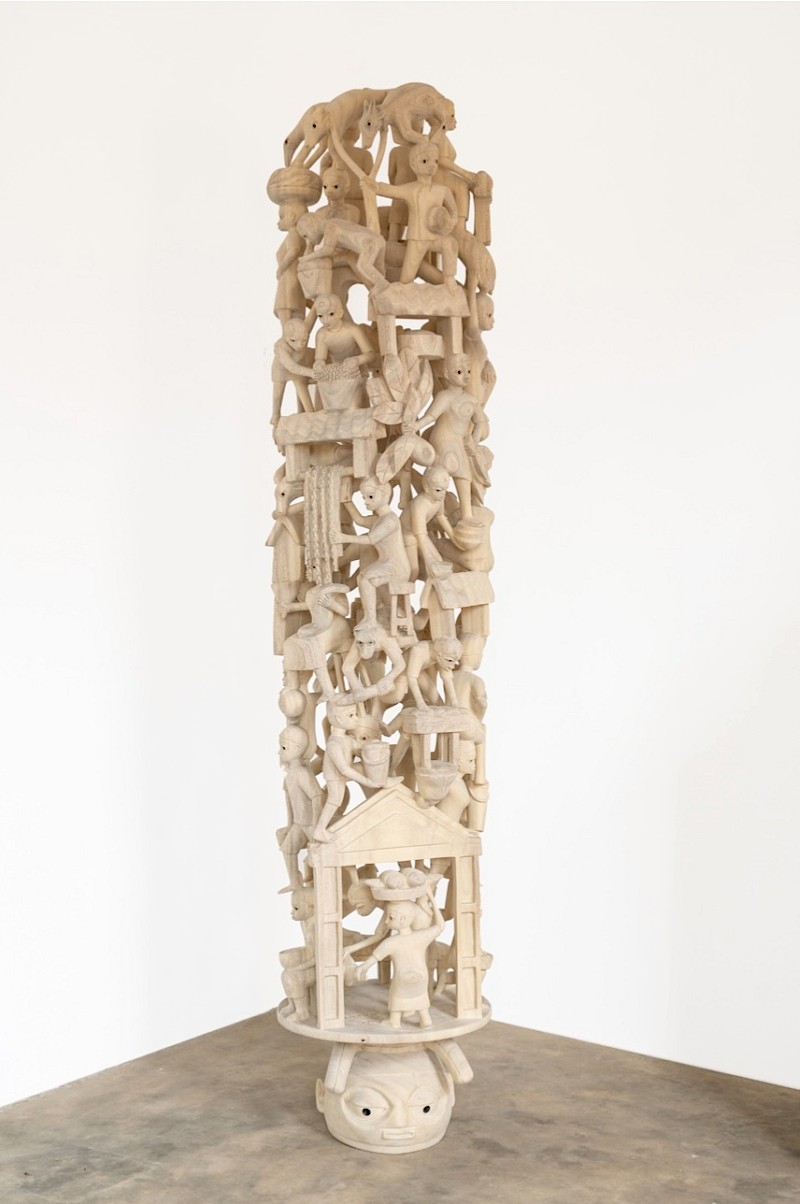 Image – Kifouli Dossou, Marché Kpassé, 2023, Bois Mélina sculpté dans la masse, 190 x 40 cm