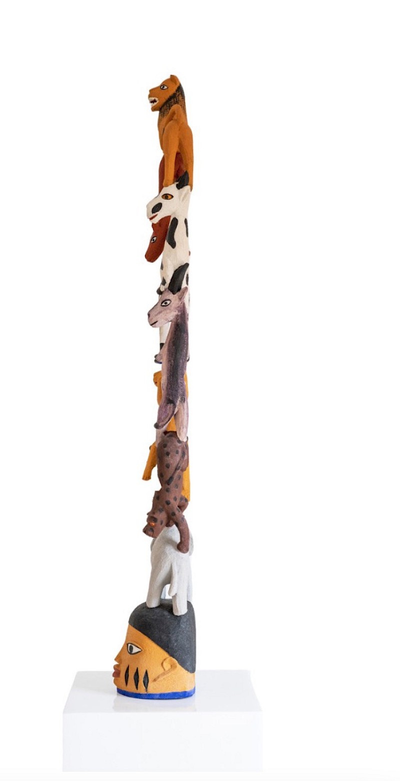 Image – Kifouli Dossou, Sans titre, 2022, Bois Mélina sculpté dans la masse, 101 x 15 x 14 cm